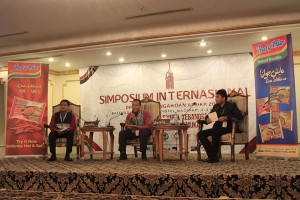 Mahasiswa UII Presentasi dalam Simposium Internasional di Madinah