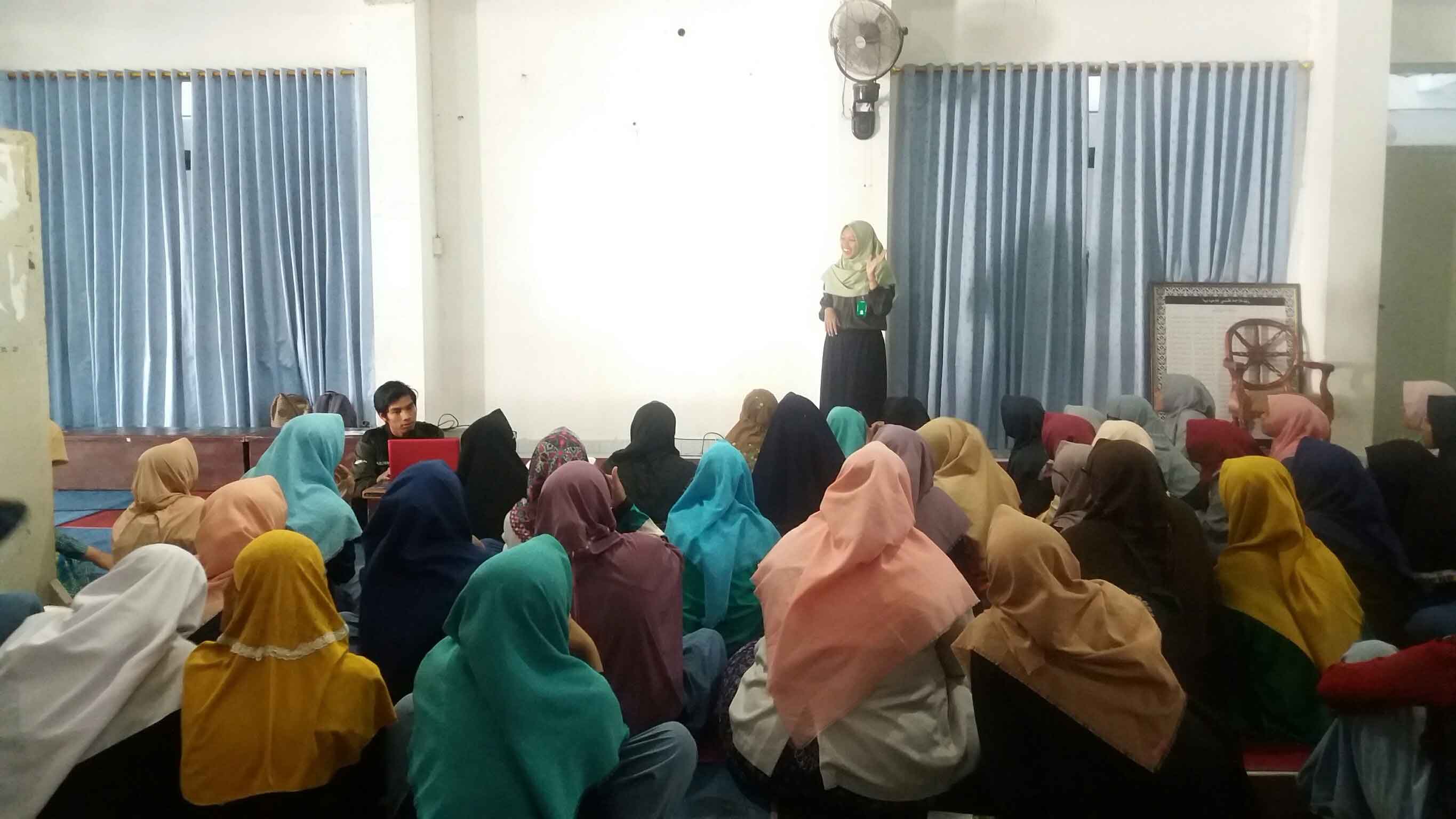 Upayakan Calon Mahasiswa Unggul, Marcomm FIAI Promosi ke Madrasah dan Pesantren | Salah satu aktivitas Marcomm FIAI yaitu promosi kepada calon mahasiswa. (Samsul/DPMF)