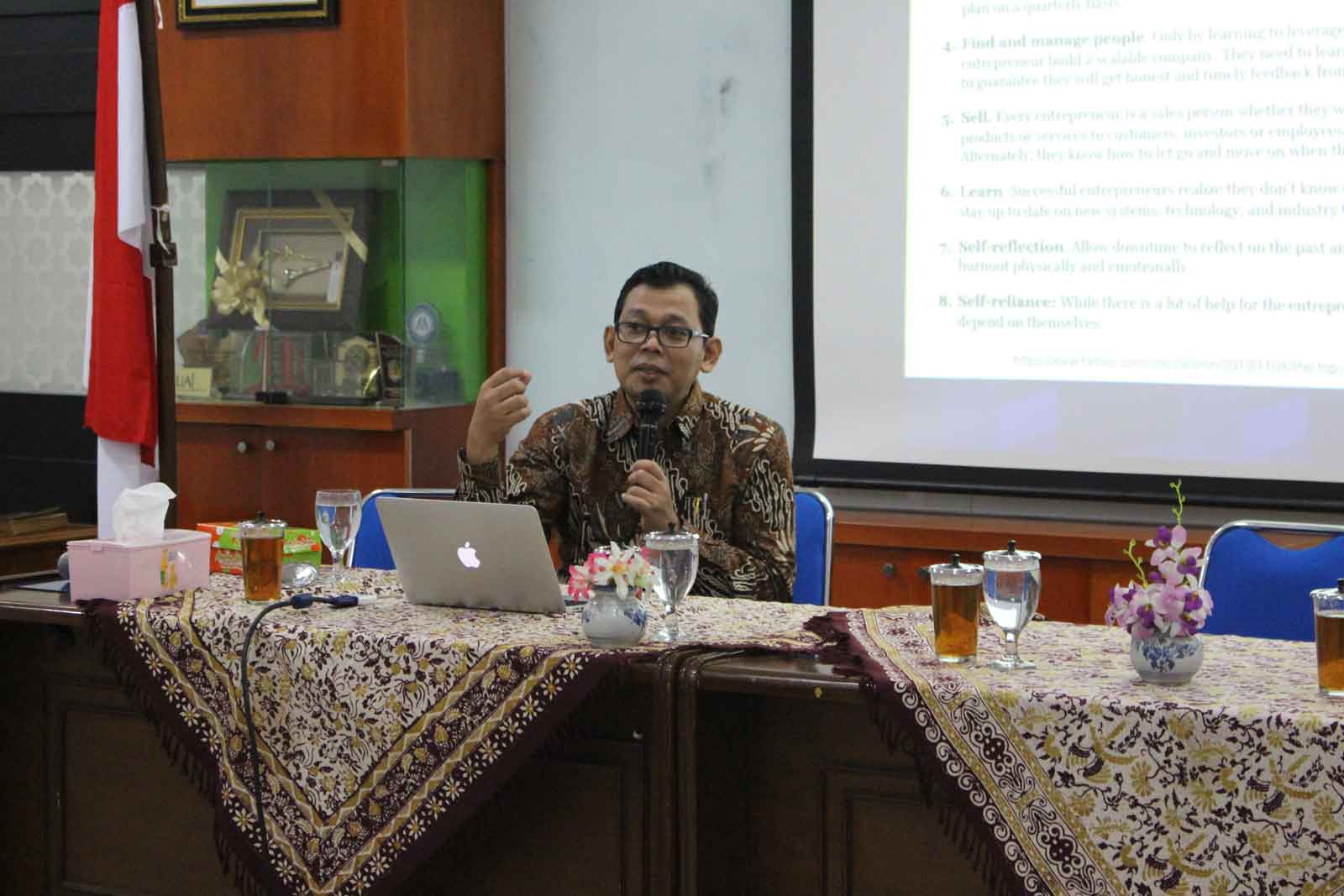 Dr.-Ing. Ilya Fadjar Maharika dalam penyampaiannya di FGD tentang rumusan local genius Prodi PAI. (Mufti)