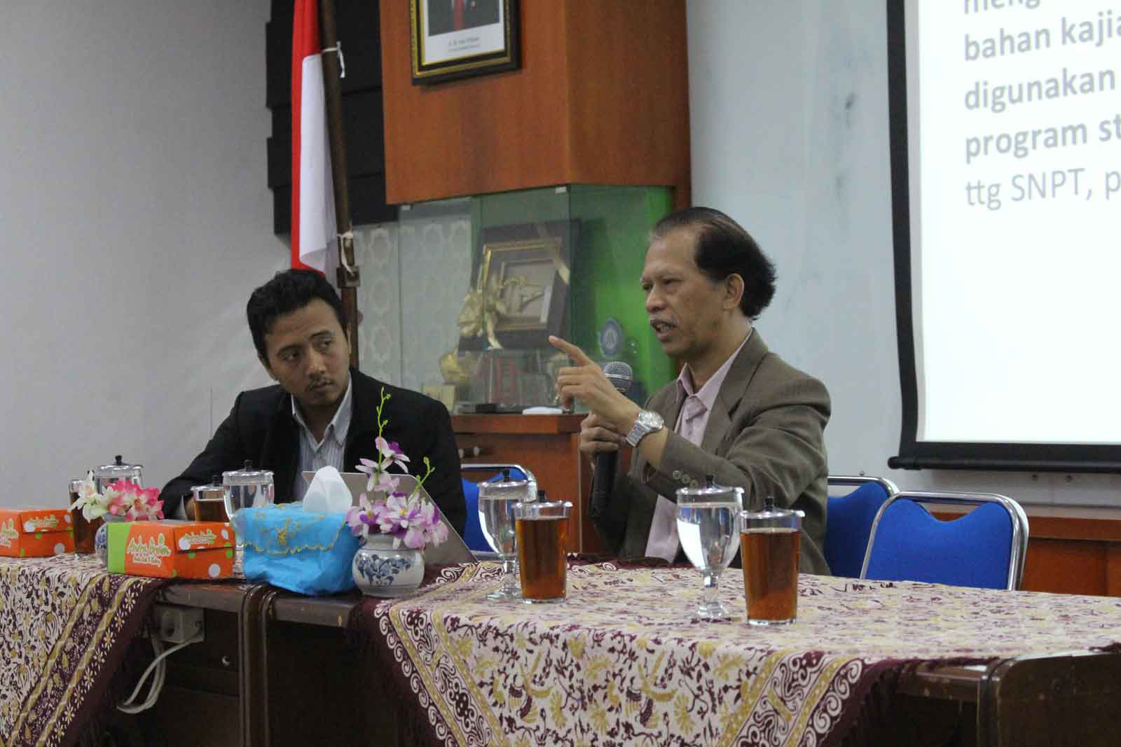 Prof. Dr. Sutrisno, M.Ag dalam penyampaiannya di Workshop Pengembangan KKNI dan Local Genius