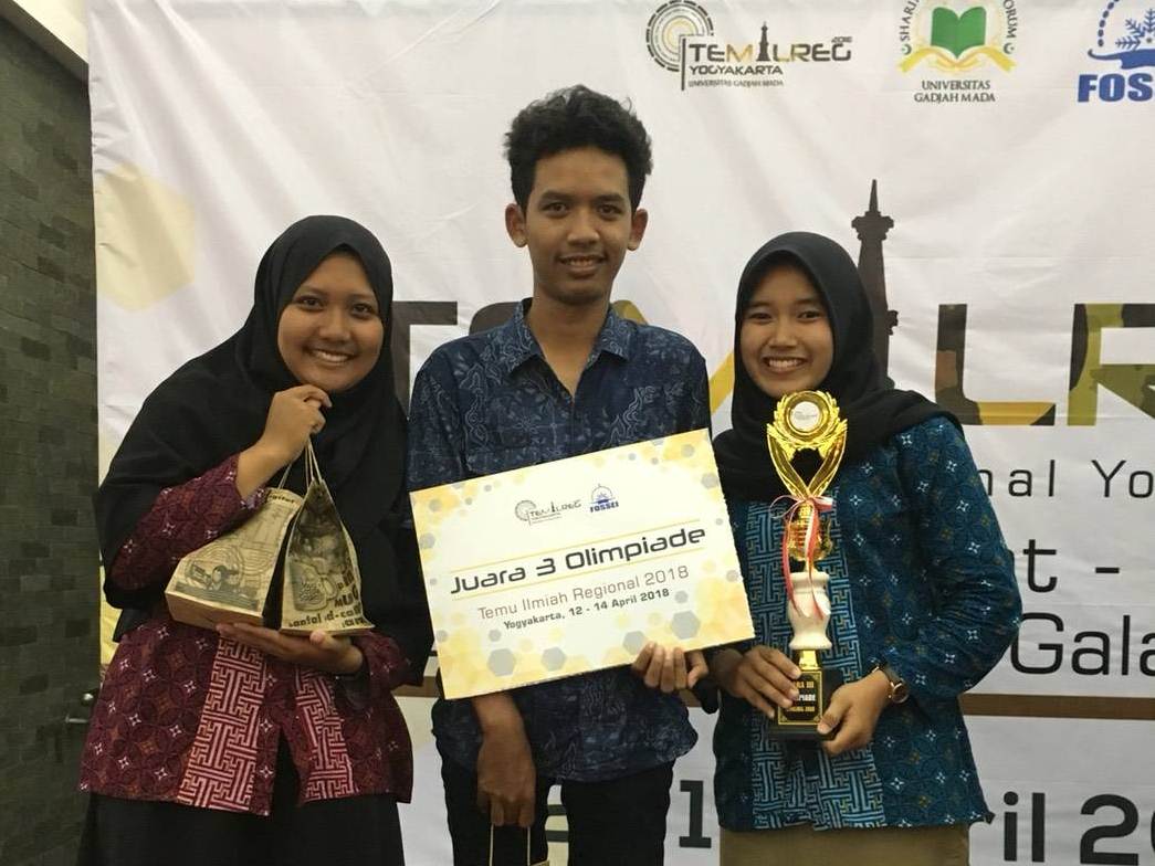 Tim Olimpiade FKEI Juara 3 dalam Ajang TEMILREG ; Titania Mukti (2016), Maulana Arsyad (2016), Yunita Nur Afifah (2016).