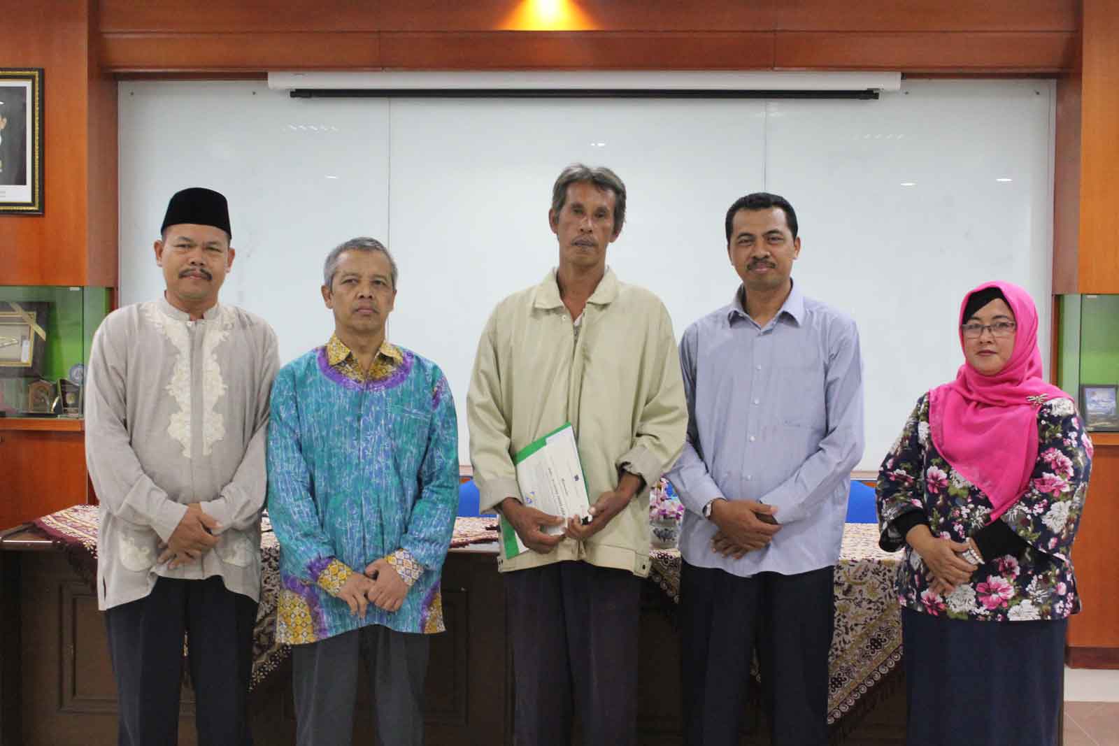 Foto Bersama Tim Penyerahan Hadiah Balon Milad Ke-75 UII Dan Sardiyono Selaku Penerima Hadiah