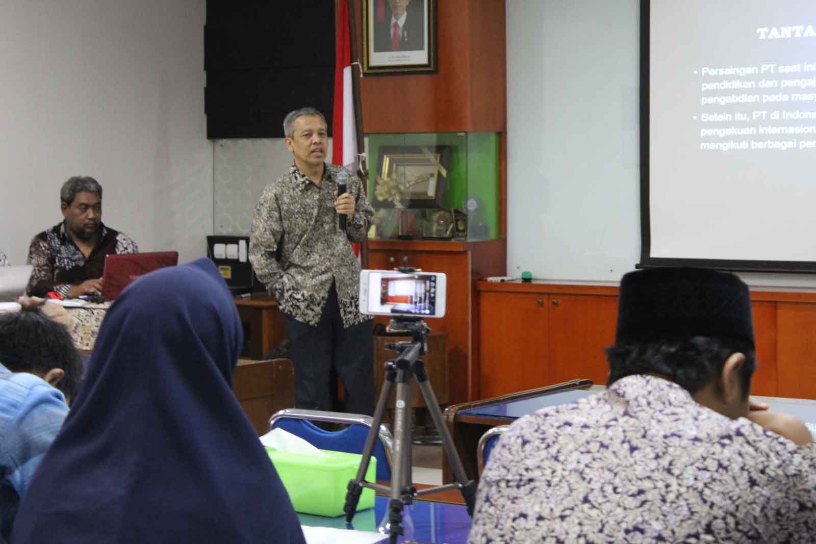 Dr. Tamyiz Mukharrom, MA, mengusung tema tentang "Tantangan FIAI di Era Global".