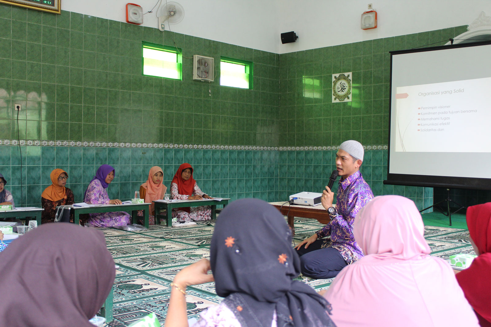 Pemyampaian Materi dalam Pelatihan Manajemen Organisasi oleh Junaidi Safitri SEI., MEI.