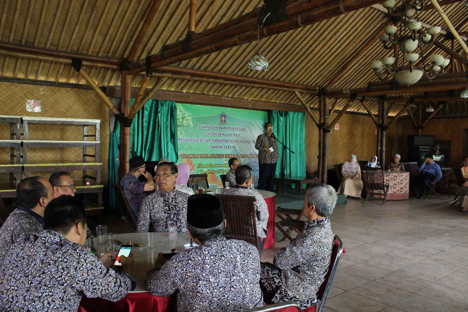 Drs. Syarif Zubaidah, M.Ag, menyampaikan tausyiah