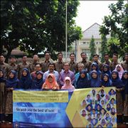 Rektor UII dan pimpinan FIAI berfoto bersama mahasiswa peserta PPL Internasional 2017. (Samsul/Mufti/PAI)