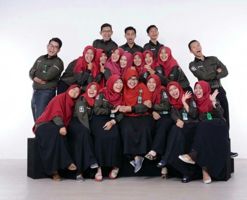 Marcomm FIAI bersama Rizka Amalia Shofa, S.Pd.I., M.Pd., selaku manager. (Samsul/DPMF)