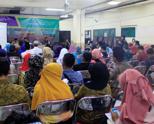 Pelepasan Wisudawan FIAI di Hall Tengah FIAI. (Samsul/Eka/Vicky)