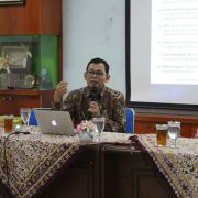 Dr.-Ing. Ilya Fadjar Maharika dalam penyampaiannya di FGD Prodi PAI. (Mufti)