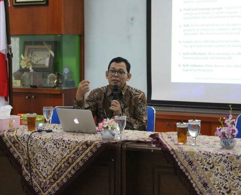 Dr.-Ing. Ilya Fadjar Maharika dalam penyampaiannya di FGD Prodi PAI. (Mufti)