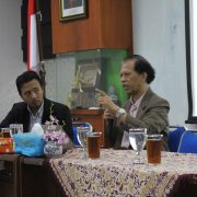 Prof. Dr. Sutrisno, M.Ag dalam penyampaiannya di Workshop“Pengembangan Kurikulum Berbasis KKNI dan Local Genius”. (Mufti)