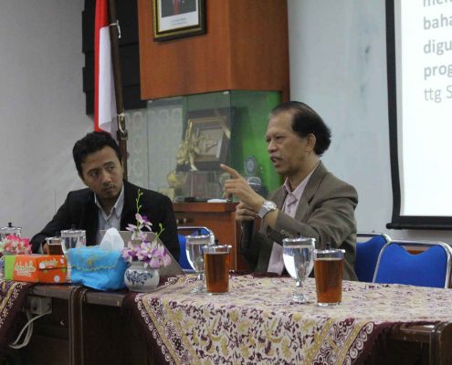 Prof. Dr. Sutrisno, M.Ag dalam penyampaiannya di Workshop“Pengembangan Kurikulum Berbasis KKNI dan Local Genius”. (Mufti)