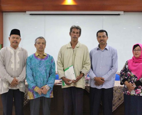 Foto Bersama Tim Penyerahan Hadiah Balon Milad Ke-75 UII Dan Sardiyono Selaku Penerima Hadiah