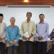 Foto Bersama Tim Penyerahan Hadiah Balon Milad Ke-75 UII Dan Sardiyono Selaku Penerima Hadiah