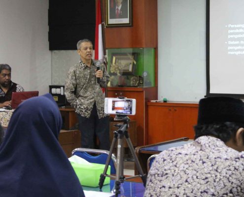 Dr. Tamyiz Mukharrom, MA, mengusung tema tentang "Tantangan FIAI di Era Global".