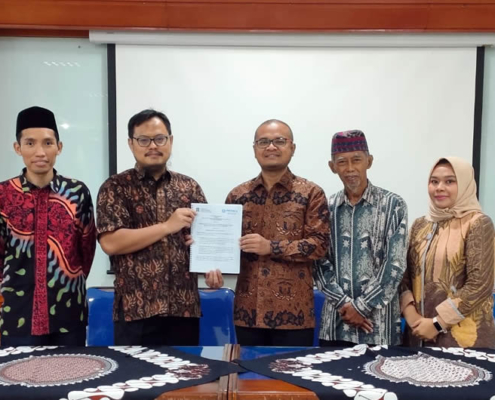 Ketua Prodi Hukum Keluarga (Ahwal Syakhsyiah) UII, Krismono, SHI., MSI menerima berkas nota kesepahaman dari Ketua Peradi Wonosari, H Kokok Sudan Sugijarto SH., MH