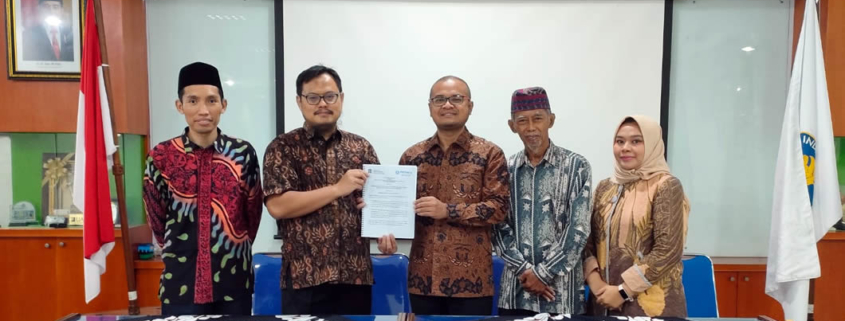 Ketua Prodi Hukum Keluarga (Ahwal Syakhsyiah) UII, Krismono, SHI., MSI menerima berkas nota kesepahaman dari Ketua Peradi Wonosari, H Kokok Sudan Sugijarto SH., MH