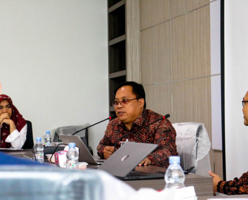 Narasumber diskusi Dr. Mursyid Djawas, MH, sampaikan materi diskusi pengelolaan jurnal (foto: IPK)